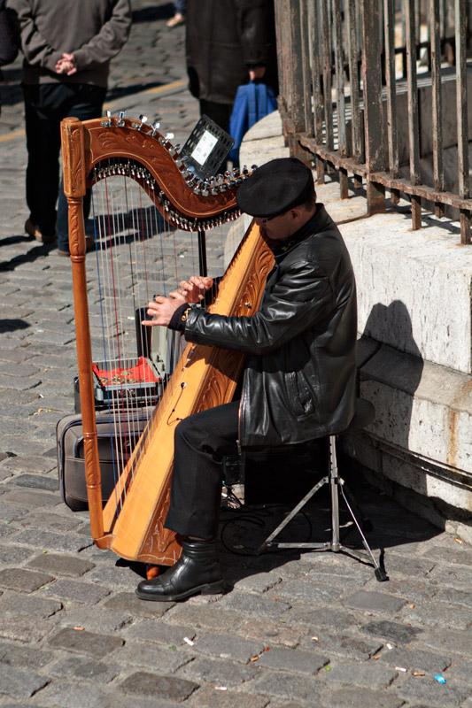 Harp player at Sacre-Coeur