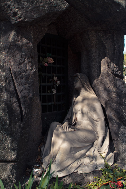 Cave tomb at Pere Lachaise