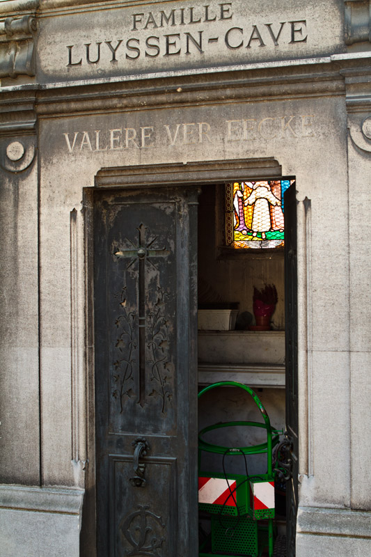 Abandoned crypt at Pere Lachaise, now used for gardening