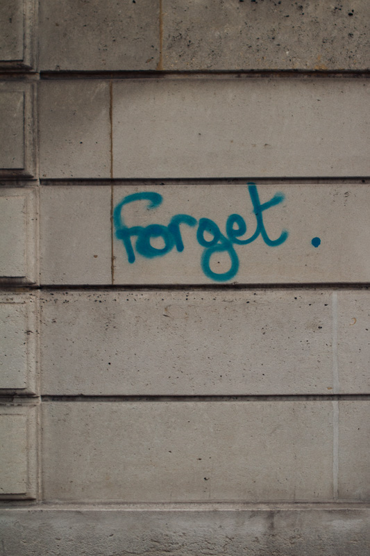 "Forget" graffiti in Paris